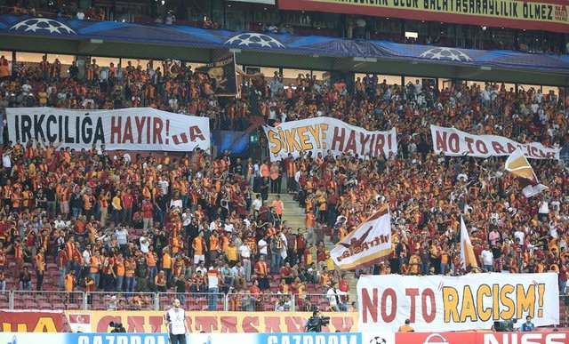 - Taraftarlar, "Irkçılığa hayır", "No respect to match fixing (Maç ayarlamaya saygı yok)", "Şike ve ırkçılık cezasız kalmasın, adalet yara almasın" ve "Şikeye hayır" ifadeleri yer alan pankartlar açtı