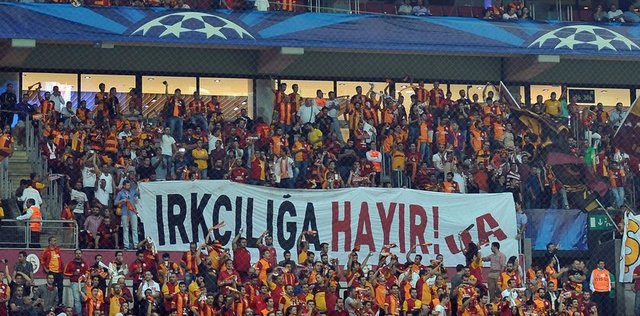 - Galatasaray taraftar grubu ultrAslan, Anderlecht maçının başlangıcında Türkiye Futbol Federasyonu'nu protesto etti. -