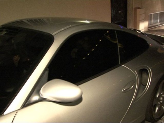 Karanlık sokakta geri geri gitmeye çalışırken aracını park - halinde ki başka araca çarpan megastar panikten ne yapacağını - şaşırmıştı.