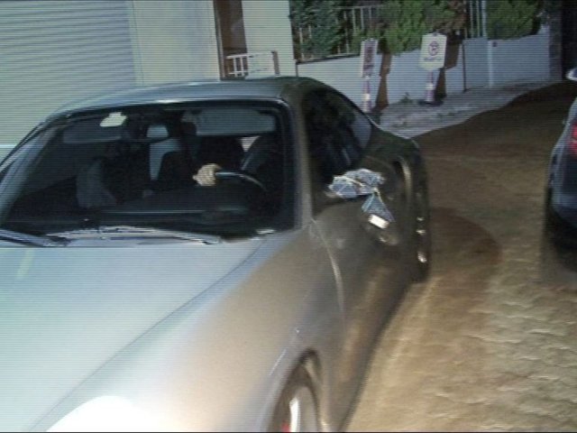 İkili görüntülendikleri sırada büyük panik yaşamış, Rumelihisarı'na doğru kaçmak isteyen Tarkan, Porsche marka lüks otomobiliyle başka bir araca çarparak arabasının aynasını kırmıştı.