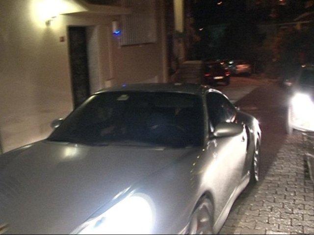 Kendi aracında ve park halinde araçta maddi hasara yol açan ünlü şarkıcı sonrasında açılan trafikte hızlıca oradan ayrılmıştı.