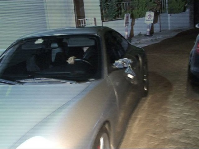 Basın mensuplarının görüntü aldığı sırada - Tarkan ve sevgilisi yüzünü gizlemeye çalışmıştı.