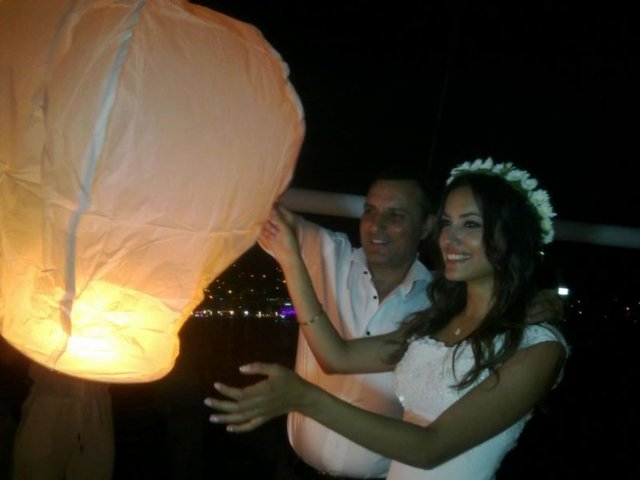 Bodrum'da gelinlik ve damatlıklar içinde yakın dostlarına bir davet veren çift, belgelere bakılırsa hiç evlenmemiş! Evlilik haberleri sonrası Kaplakarslan'ın annesi Nuray Deveci'nin Facebook hesabından gelin-damat fotoğraflarını "Sözün bittiği yer.