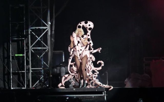 LADY GAGA