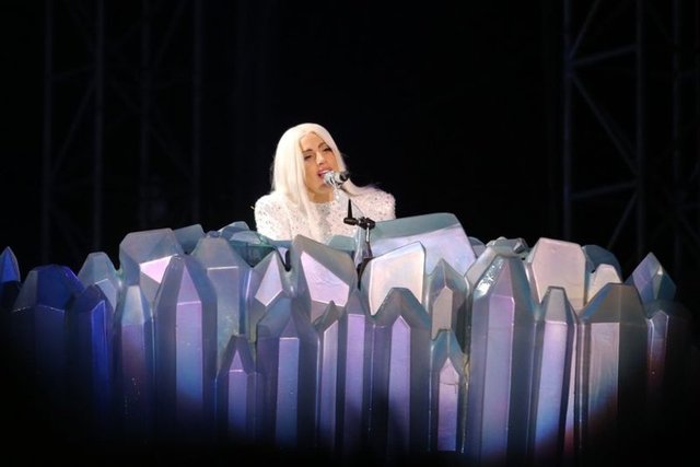 LADY GAGA