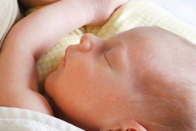 Ağlama sebebinin açlıktan mı, uykusuzluktan mı altını pislettiği için mi olduğunu anlamak zamana ihtiyacınız olur.