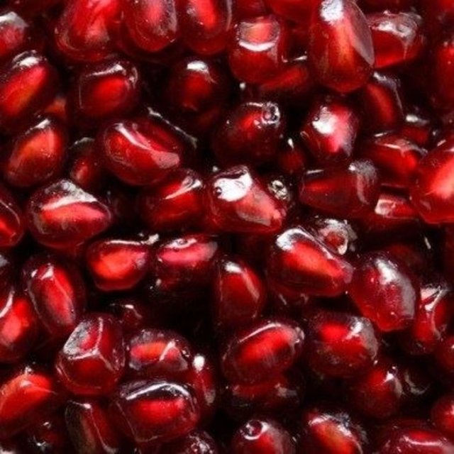 Narın bir mücevher gibi değerli olduğunu biliyorsunuz değil mi? Onun içindeki besin değerleri, vücudunuz için çok faydalıdır. Pek çok kişi narın üstü sulu kısmını emerek, içindeki tohumu tükürür, yemez.