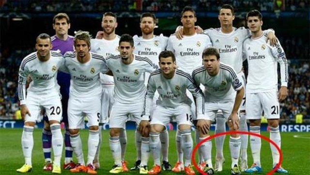 Real Madrid'in Şampiyonlar Ligi grup maçlarında Liverpool ile oynadığı maç öncesi çekilen takım fotoğrafında boyunu bu şekilde uzatan Portekiz'li yıldızın, bu yönteme birçok defa başvurduğu da ortaya çıktı.