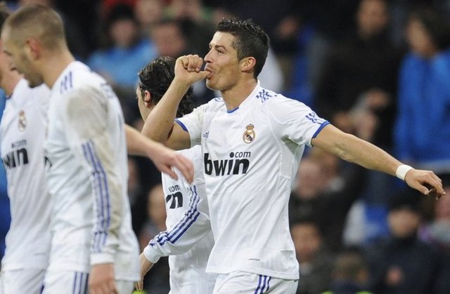 Ronaldo, kızkardeşiyle beraber "CR7" adı altında bir butik mağazası açtı (adının ilk iki harfini ve forma numarasını içeriyor)