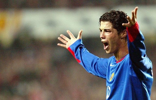 2007-2008 sezonunda toplam 41 gol atarak George Best'in bir sezonda en çok gol atan kanat oyuncusu rekorunu kırmıştır. -