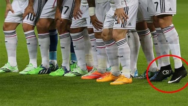 Real Madrid'in yıldız futbolcusu Cristiano Ronaldo'nun boyunu uzatmak için parmak uçlarıyla havaya yükselmesi sosyal medyanın en çok konuşulan olaylarından biri olmuştu...