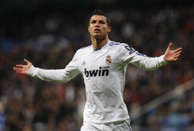 03.02.2013 tarihinde Granada - Real Madrid karşılaşmasında kariyerinde ilk kez kendi kalesine gol attı.