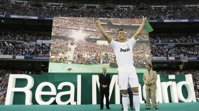 2010-11 sezonunun başında Raul, Schalke 04'e gittiğinde Ronaldo, 7 numaralı formayı aldı ve müthiş bir sezon geçirdi. 54 resmi maça çıkan Ronaldo 53 gol atmayı başardı!