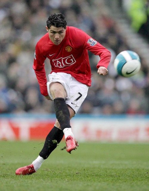 Ronaldo yetenekli ama yetenekliyim deyip yan gelip yatmıyor. Sürekli çalışıyor, daha iyi olmaya çalışıyor... Yaptığı çalışmaların karşılığını da tüm ödülleri toplayarak alıyor.