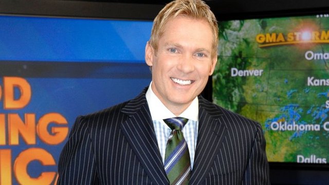 Sam Champion - The Weather Channel spikeri ve yayın yönetmeni
