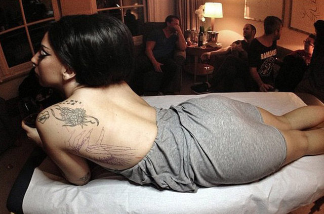 Bir süredir Avrupa'yı ülke ülke gezen ünlü şarkıcı Lady Gaga, vücuduna bir dövme daha eklemişti. 28 yaşındaki şarkıcı, yeni dövmesini için Hamburg'ta ünlü dövme sanatçısı Eric Gonzales'i tercih etmişti.