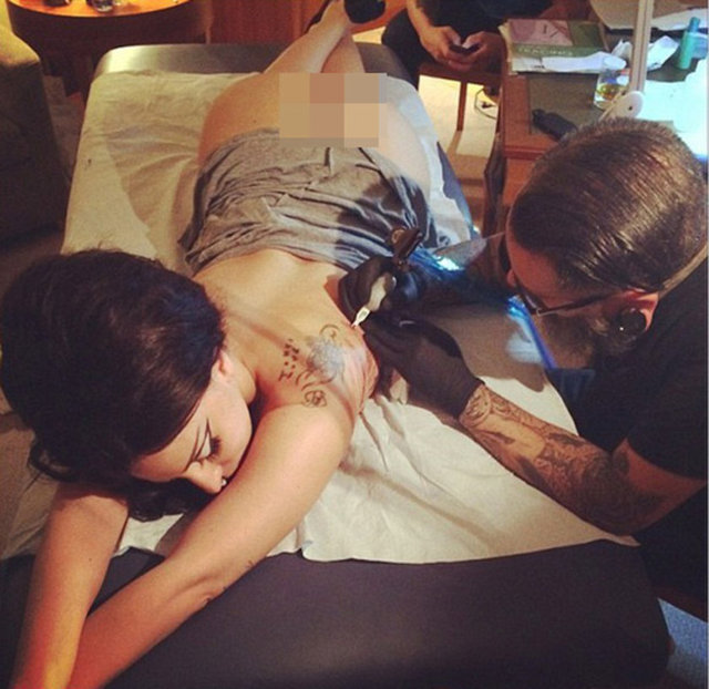 Gaga 'little monsters' (küçük canavarlar) diye seslendiği hayranlarına ithafen pençeye benzer uzun tırnaklı bir el dövmesi yaptırdı. Bu özel anı kapsayan 3 kareyi Instagram üzerinden takipçileriyle paylaşan sanatçı, poposunu göstermişti!...