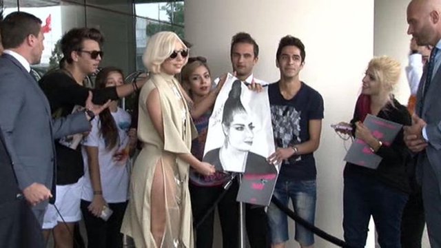 Transparan kıyafeti ve yüksek topuklularla gazetecilere poz veren Ledy Gaga hayranları ile fotoğraf çektirmeyi de ihmal etmedi. Minibüsüne binerek Atatürk Havalimanı'na doğru yola çıktı.