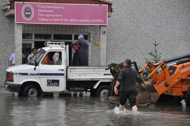 Bazı öğrenciler belediye ekiplerinin bahçedeki suyu tahliye etmesinin ardından, arka kapıdan tahliye edilerek evlerine gönderildiler.