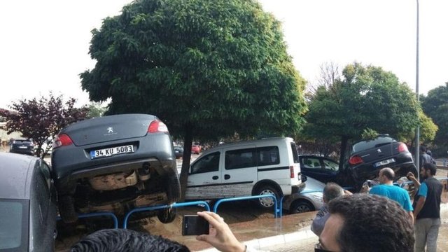 Eskişehir'de öğleden sonra başlayan ve zaman zaman sağanak halinde yağan yağmur, Organize Sanayi Bölgesi'ni olumsuz etkiledi. Bir cam fabrikası sel suyuyla doldu.