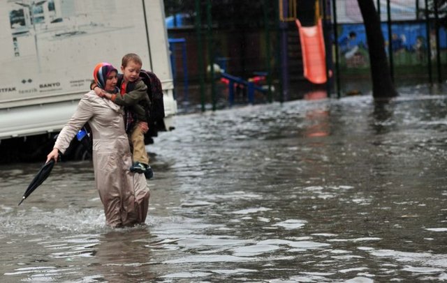 Velilerin çocuklarını kucaklarında taşıyarak araçlarına bindirmesi, ilginç görüntüler oluşturdu.