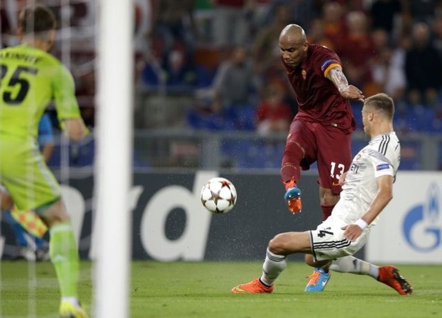 Karşılaşmanın başlamasıyla beraber rakip kaleye yüklenen Roma, henüz 6. dakikada Juan Iturbe ile 1-0 öne geçerek adeta farka gidecek olan maçın sinyalini verdi.