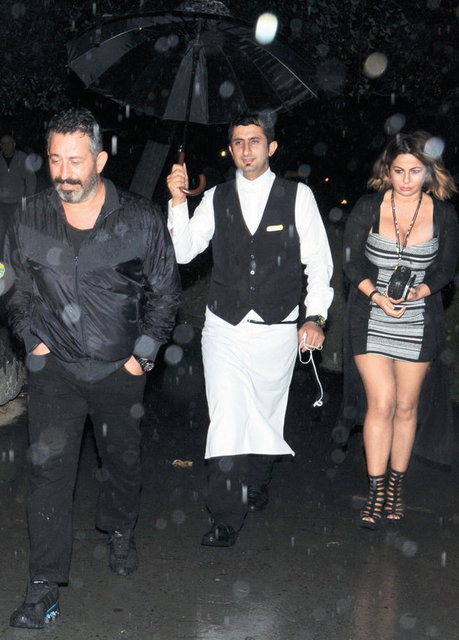 Gecenin sonunda kadınlarla restorandan ayrılan Yılmaz, fotoğraflarının çekilmesi üzerine, "Allah Allah, hayırdır! Hanımefendiyi tanımıyorum" diyerek şaşırttı.