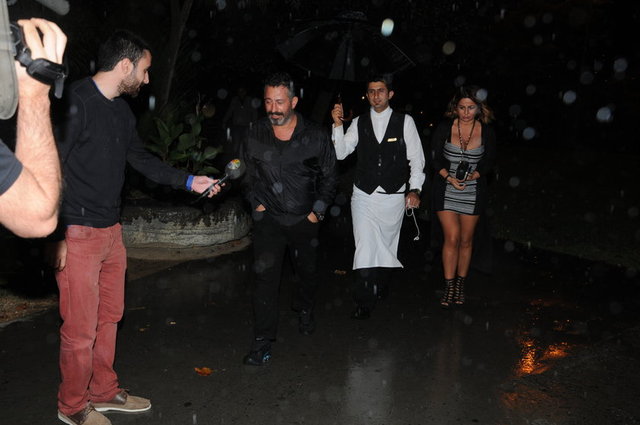 Flaşlar art arda patlayınca yan yana yürüdüğü genç kadının yanından uzaklaşan - Yılmaz, "Her yanımda olan sevgilim mi oluyor?" diyerek muhabirlere sitem etti.