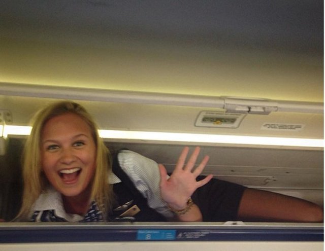 Yolcuların uçağı terk etmesiyle birlikte boş bagajların içerisine girerek poz veren hostesler, bu kareleri '#overheadbin' hashtag'i ile paylaşıyor.  -