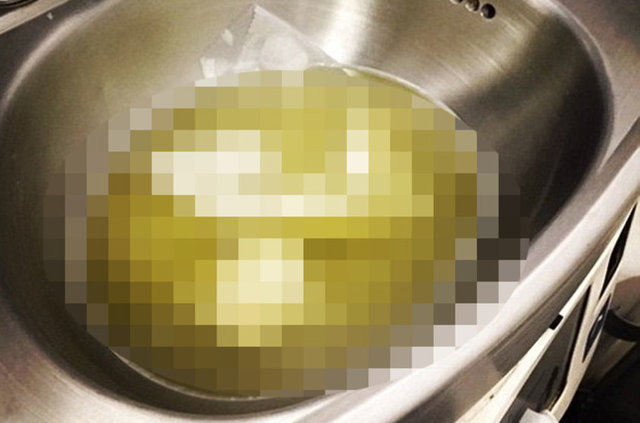 Lavaboyu peçetelerle tıkayan yolcular da yine sosyal medya üzerinden rezil olabiliyor.