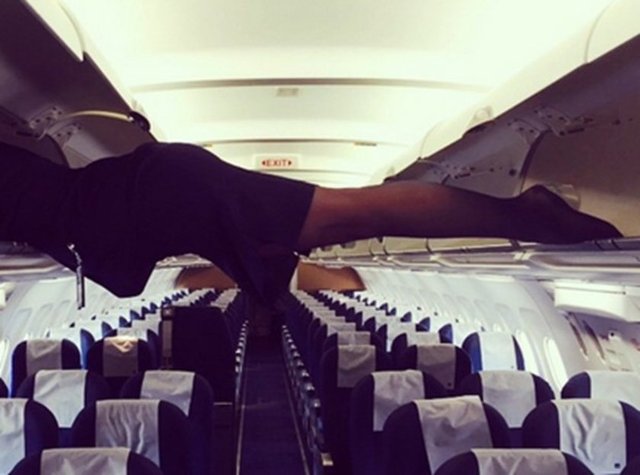 İşte kısa sürede dünyanın farklı bölgelerinde hizmet veren hava yolu şirketlerinde görev alan hostesler arasında popüler hale gelen sessiz protestodan kareler...  -  -