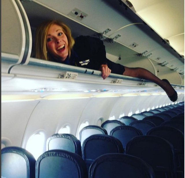 Yoğun çalışma saatlerinden ve yolcuların kaprislerinden şikayetçi olan hostesler tepkilerini mobil fotoğraf paylaşım platformu Instagram'a yükledikleri bu fotoğraflarla dile getiriyor.  -