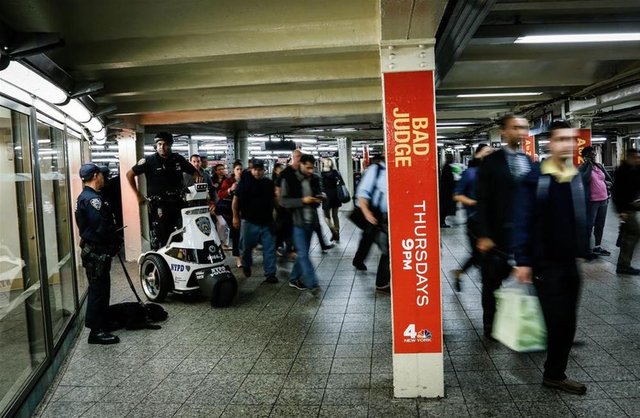 Ancak, New York Metrosu'nda güvenlik önlemlerinin artırıldığı da görüldü.