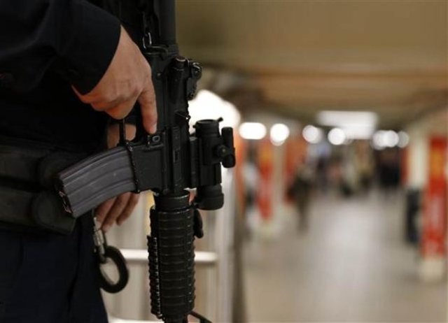 Kritik noktalarda özel eğitimli personel görevlendiren polis, gelişmiş dedektör ve özel eğitimli köpekleri önleyici tedbir olarak kente dağıttı.