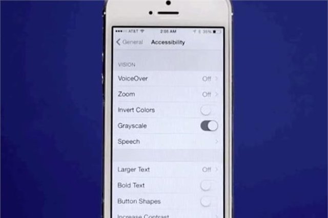 iOS 8'le birlikte iPhone'unuzu tamamen siyah beyaz hale getirebilirsiniz. Bunun için Ayarlar>Genel>Erişilebilirlik'e gitmeniz yeterli.