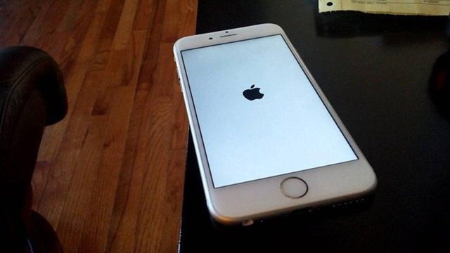 iOS 8.4.1'e geri dönüş: DFU moduna girişTelefonunuza lightning kablosunu bağlayın ve iTunes'u açın. - Telefonunuzu güç butonuna basarak kapatın. - Telefonunuz kapandığında güç butonuna basın ve basılı tutun.