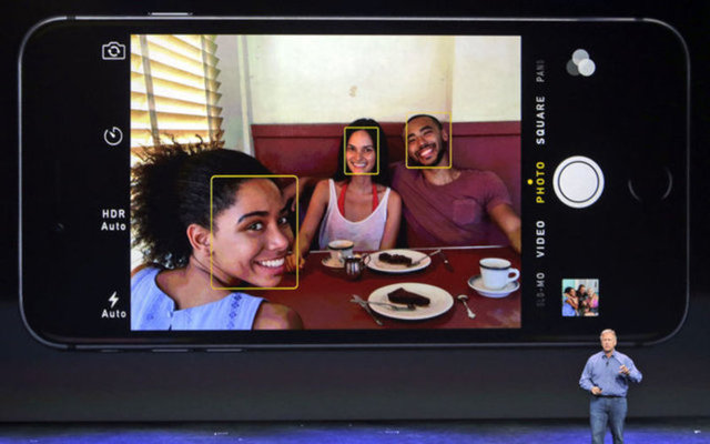 iPHONE 6'DAN YENİ ÖDEME SİSTEMİ -  - Yeni iPhone 6'larda, Apple Pay adında NFC'ye (Near Field Communication) sahip bir ödeme sistemi mevcut. Kullanıcı iPhone 6'sını kredi kartı gibi kullanabiliyor.