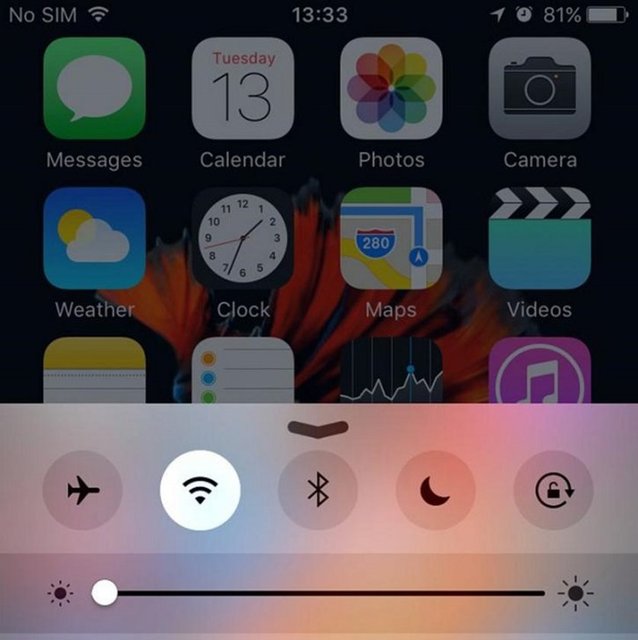 iPhone modellerinde kullanılan LCD ekran, en kısık ışık ayarında dahi karanlık ortamlarda gözü çok yoruyor. Apple yıllardır bu soruna karşı bir özellik eklemedi.