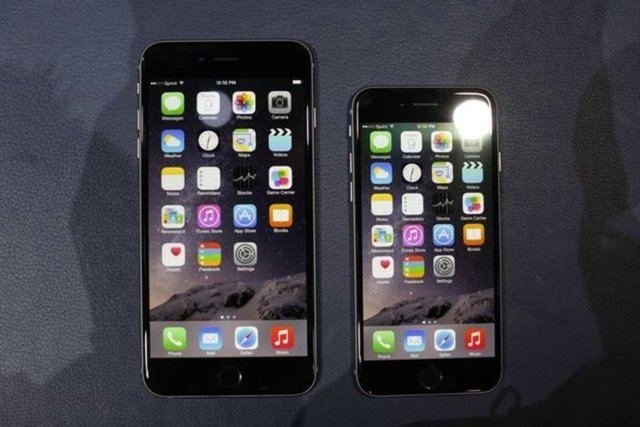 Çünkü iPhone 5S'e göre iPhone 6'da stand by süresi hiç değişmedi. Yine 10 gün. Fakat iPhone 6 Plus versiyonunda bu süre 16 güne çıkıyor. Yani yüzde 60 artış var. 3G konuşma 5S'te 10 saat iken iPhone 6'da 14 saat, iPhone 6 Plus'ta 24 saate ulaştı.