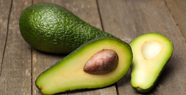 Avakado diğer meyvelere oranla yüksek miktarda potasyum ve C vitamini içeriyor. İçerisinde bulunan potasyum afrodizyak etkisi yaparak cinsel isteğinizi arttırıyor.