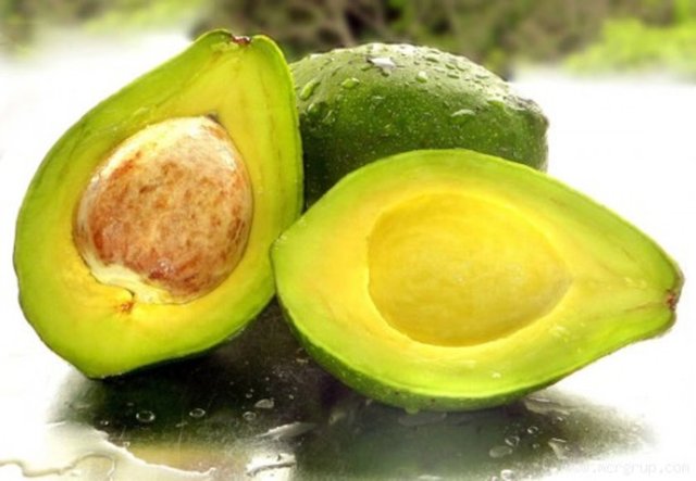 Enerji değeri yüksek bir meyve olan Avokado yağ ve protein açısından da oldukça zengindir. Ayrıca bol miktarda A ve E vitamininin yanında B grubu vitaminleri ve potasyum gibi mineralleri içinde barındıran besleyici bir besindir.