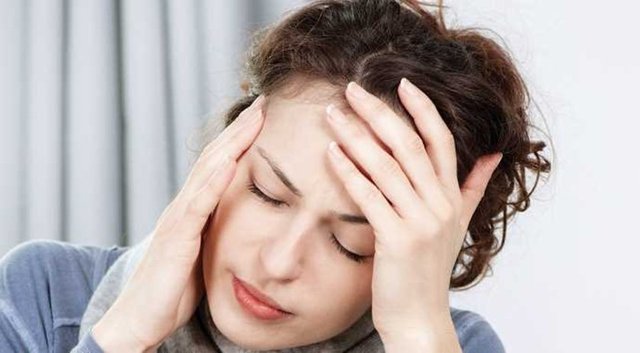 Bileğin iç kısımlarına ve şakak bölgesine kolonya gibi ferahlatıcı bir losyon sürmek de baş ağrısını hafifletici etki gösterir.
