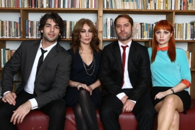 Yakında Türkiye turnesine çıkacak oyunda Tekindor ve Özyıldız'ın yanı sıra Nilperi Şahinkaya da rol alıyor.