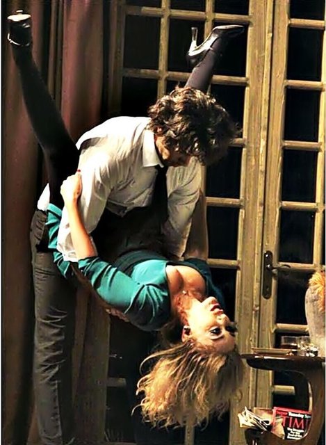 TAKİPÇİLERİ HAKARET ETTİ - Usta tiyatrocu Zerrin Tekindor'un Şükrü Özyıldız ile başrolü paylaştığı 'Kim Korkar Hain Kurttan' adlı oyundaki cüretkâr sahnesi sosyal medyada olay oldu.