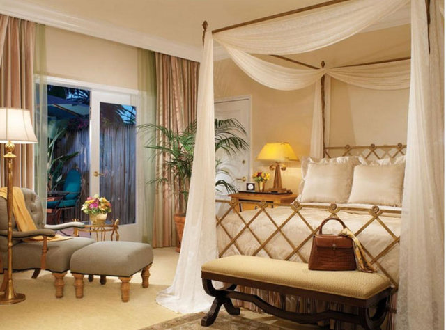 Beverly Hills Hotel -  - Birkaç yıl öncesine kadar Los Angeles'ın en büyük suiti olan oda, Bungalow oluşuyla benzerlerinden ayrılıyor.