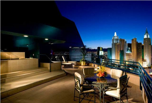 - MGM Grand -  - Las Vegas manzarası karşısında havuza  girme imkanı sunan bu dubleks otel odası, Las Vegas'a turist olarak gidip kafa dinlemeye ihtiyaç duyanlar için tasarlanmış.