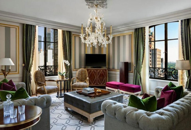 The St. Regis, New York -  - 320 metrekarelik başkan suitinde, 3 tane yatak odası ve 24 saat hizmet veren bir uşak bulunuyor.