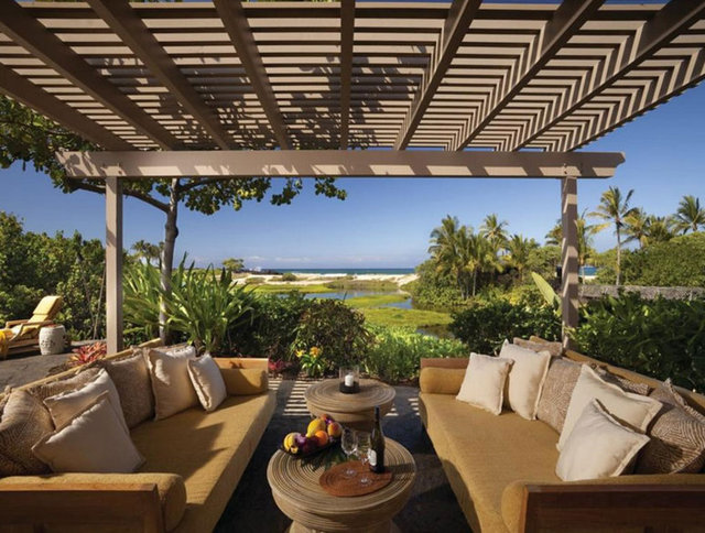 - Four Seasons Resort Hualalai -  - 510 metrekarelik alana kurulu suit, bahçesinde 3 adet oturma alanına sahip.