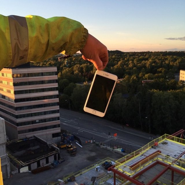 Kimi yol ızgaralarında kimi yüksek binalarda deniyor... İşte iPHONE'uyla kumar oynayan insanlar...