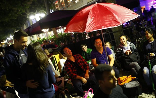 Japonya'dan İngiltere'ye milyonlarca iPhone fanatiği bugün satışa çıkacacak iPhone 6 ve iPhone 6 Plus'ı böyle bekledi